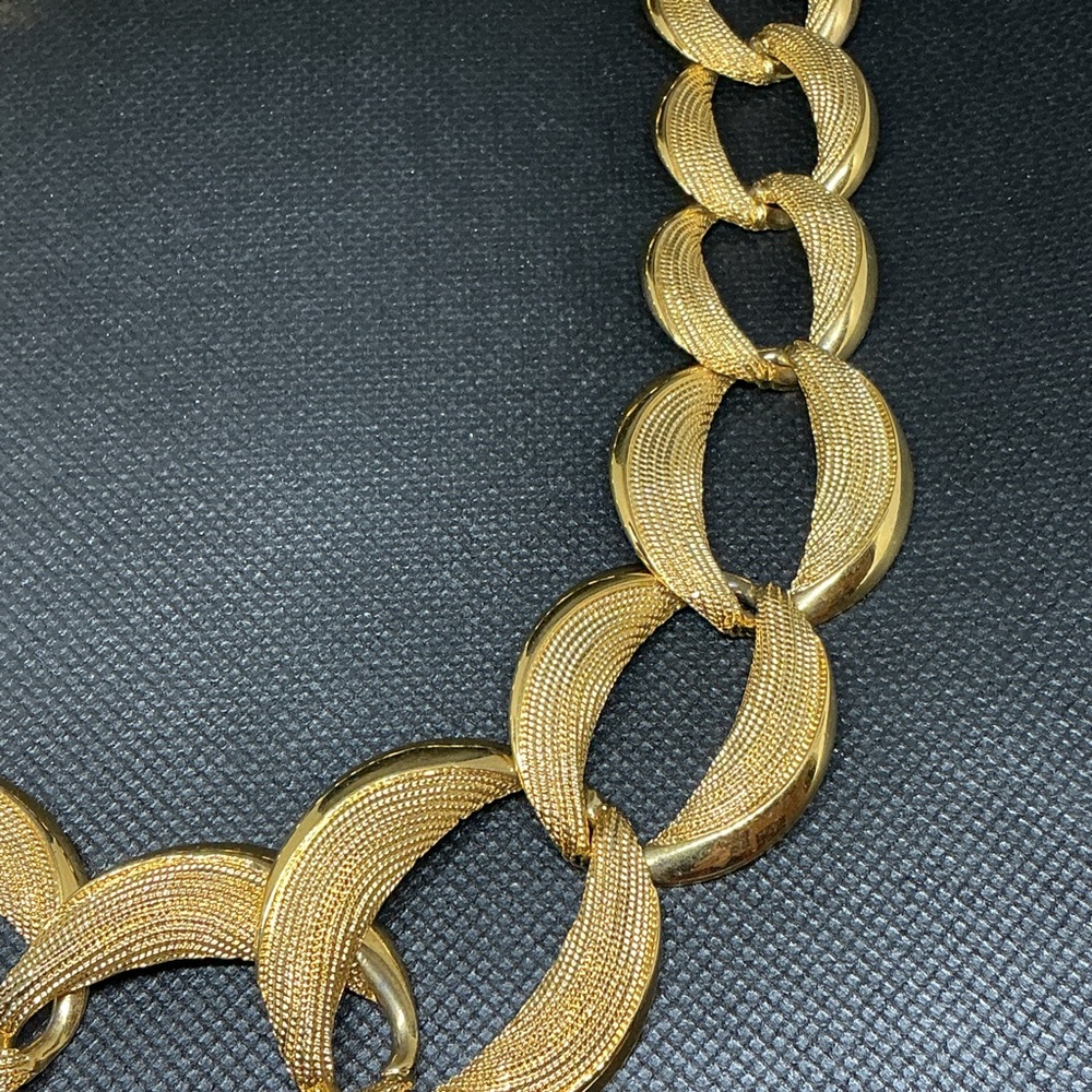 Vintage Signed Napier Gold Tone Textured Oval Link Statement Necklace - Picture 4 of 10